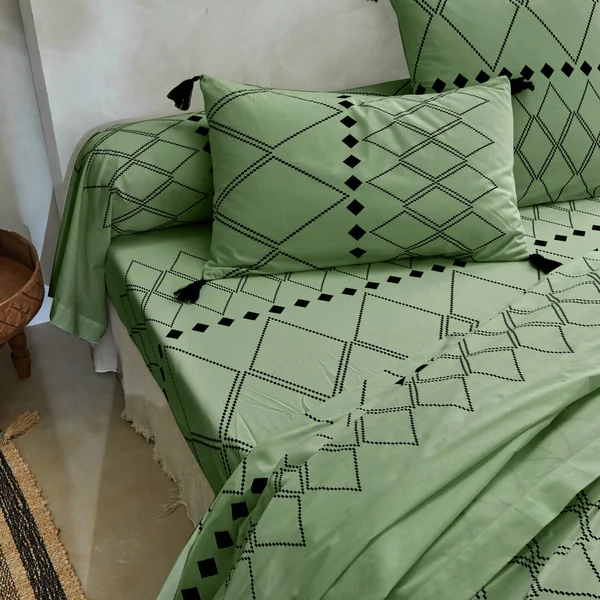 Linge de lit Massaï coton à motifs graphiques et finitions pompons, vert olive