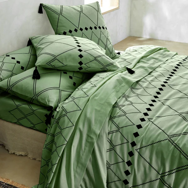 Linge de lit Massaï coton à motifs graphiques et finitions pompons, vert olive