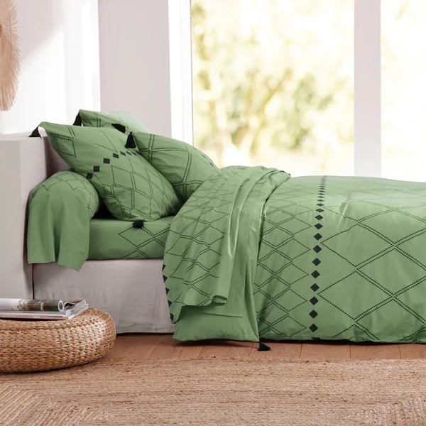 Linge de lit Massaï coton à motifs graphiques et finitions pompons, vert olive