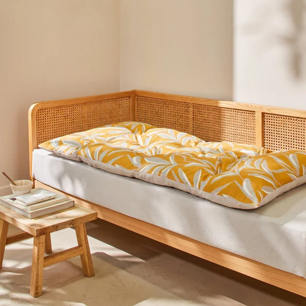 Long coussin de sol imprimé feuillage, miel