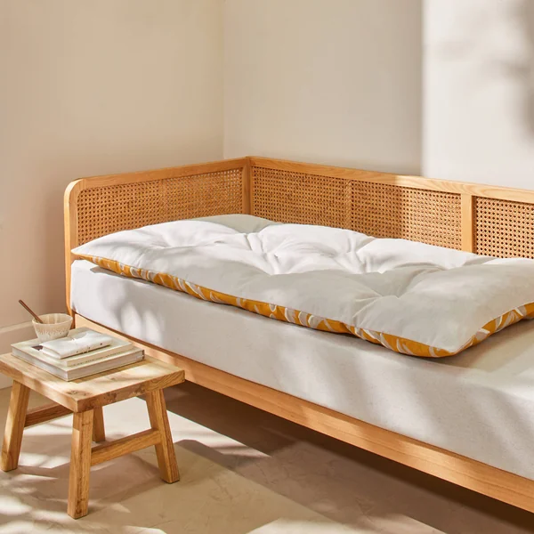Long coussin de sol imprimé feuillage, miel