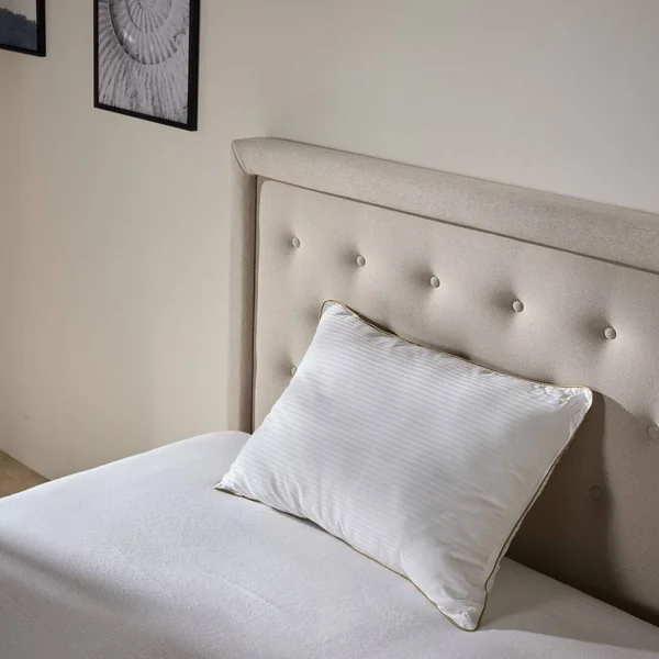 Oreiller déhoussable en satin Léonore - Moelleux - 50 x 70 cm
