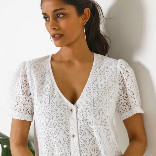Robe courte boutonnée en dentelle, manches courtes, blanc