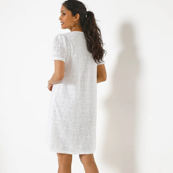 Robe courte boutonnée en dentelle, manches courtes, blanc