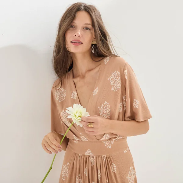 Robe courte cache-coeur imprimée bouquet, caramel