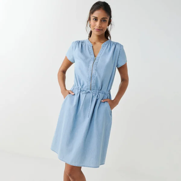 Robe courte col zippé, denim léger, bleached