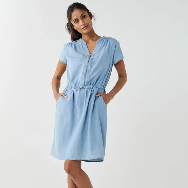 Robe courte col zippé, denim léger, bleached