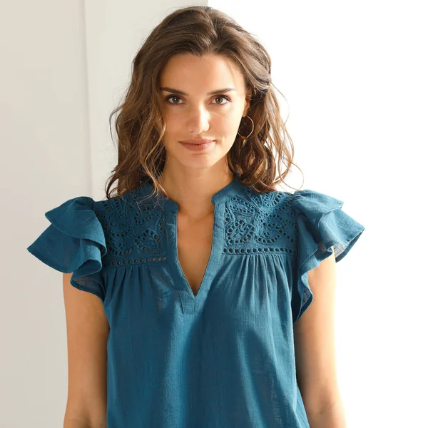 Robe courte, détails broderie anglaise, bleu canard