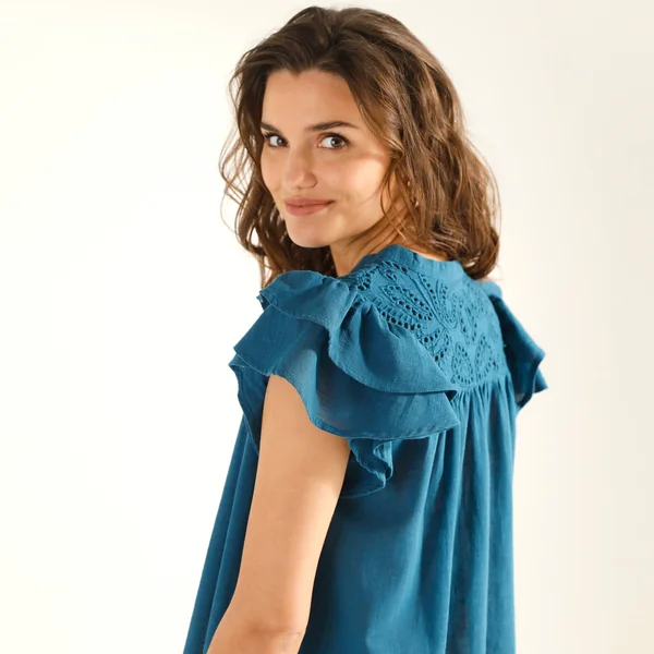 Robe courte, détails broderie anglaise, bleu canard