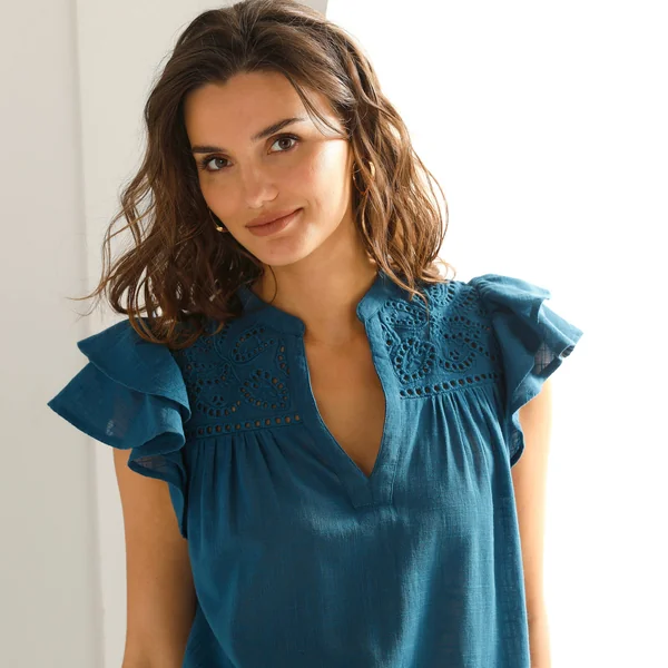 Robe courte, détails broderie anglaise, bleu canard