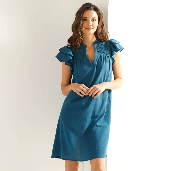 Robe courte, détails broderie anglaise, bleu canard