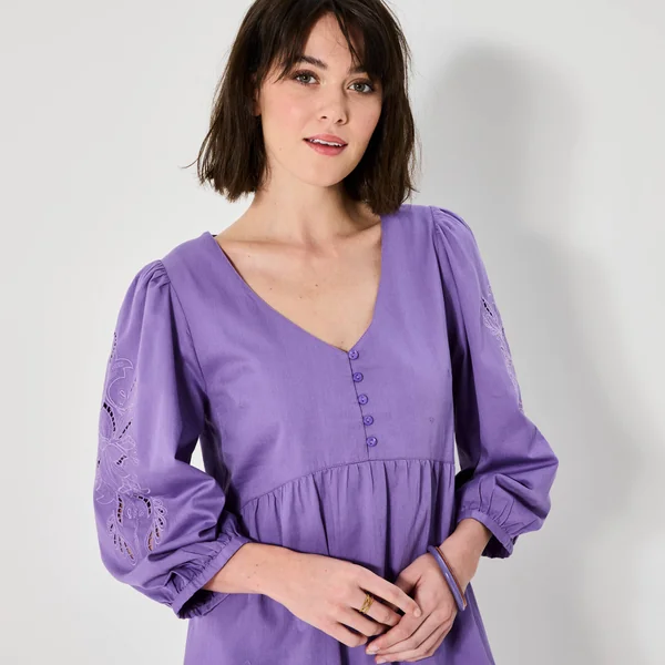 Robe courte évasée, détails broderie anglaise, violet