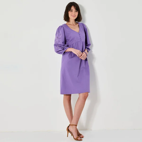 Robe courte évasée, détails broderie anglaise, violet
