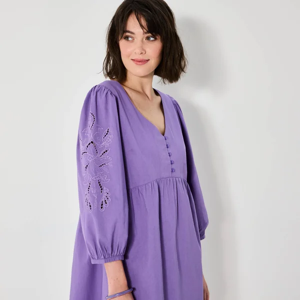 Robe courte évasée, détails broderie anglaise, violet