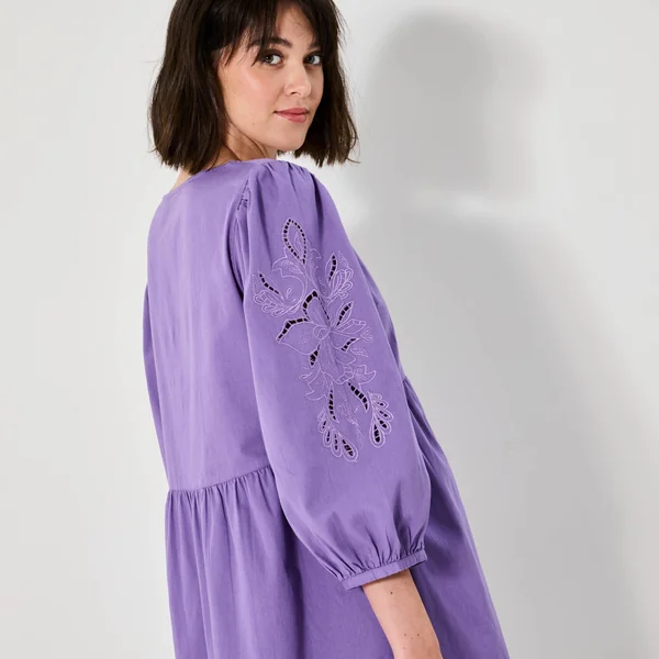 Robe courte évasée, détails broderie anglaise, violet