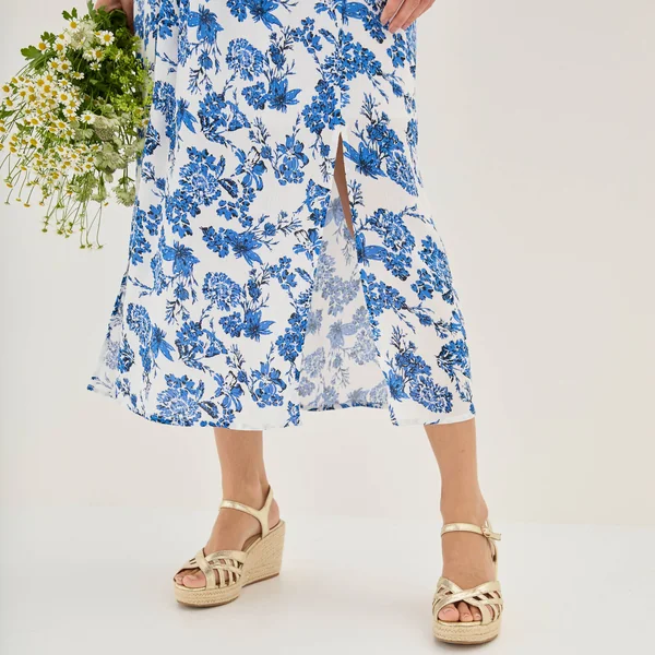 Robe longue imprimée, dos fantaisie, blanc / bleu