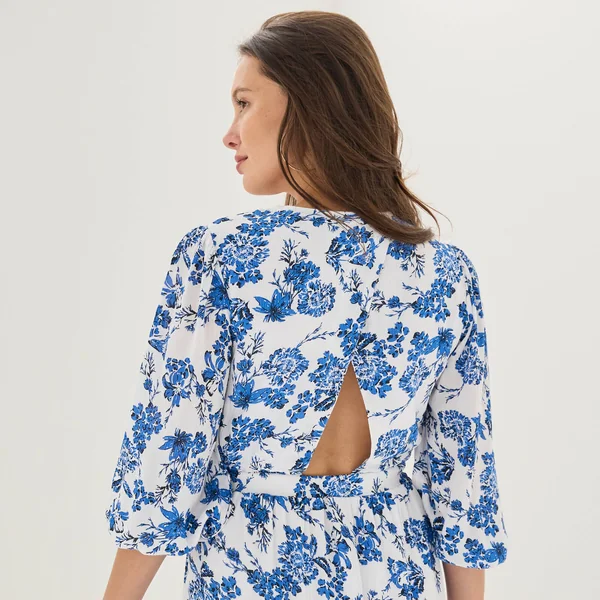 Robe longue imprimée, dos fantaisie, blanc / bleu
