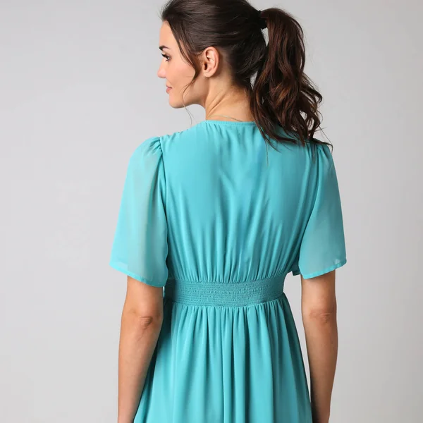 Robe longue volantée unie, à manches courtes papillon, vert