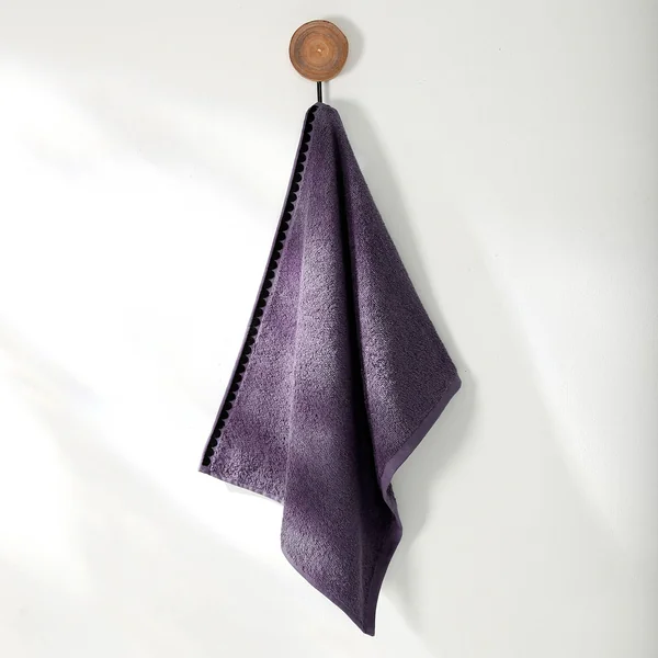 Serviettes de bain finition broderie fantaisie - 420g/m2, aubergine
