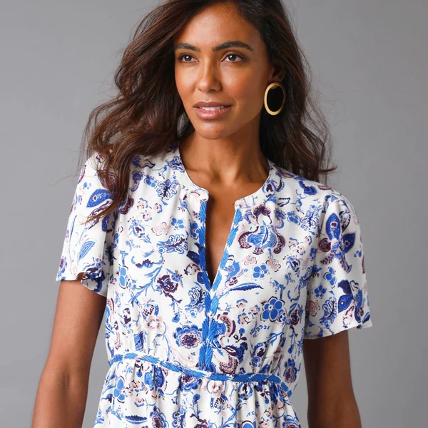 Tunique col tunisien brodé, imprimé fleuri, blanc / bleu